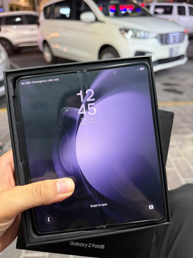 Samsung Fold 5 with Box read ad - 3