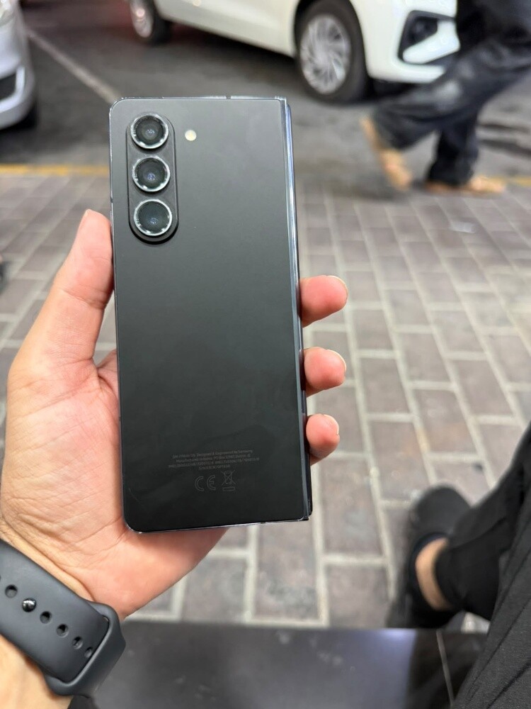 Samsung Fold 5 with Box read ad - 5
