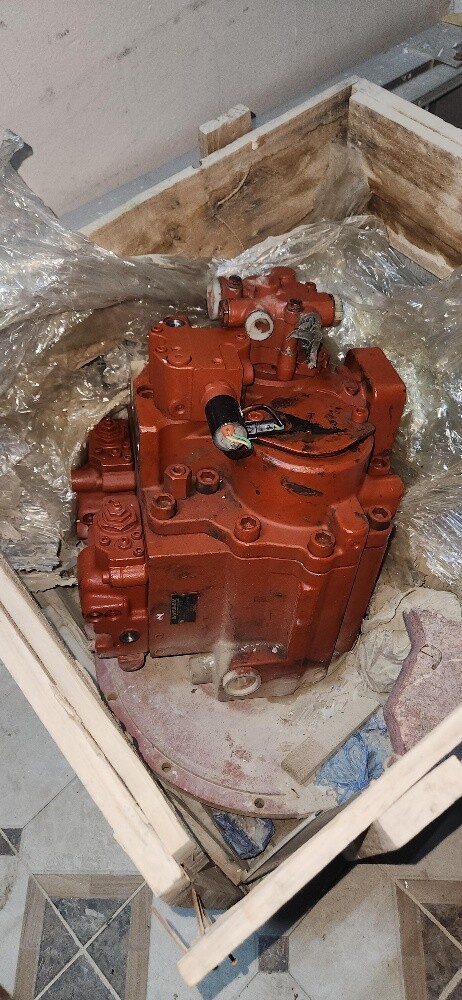 HYUNDAI EXCAVATOR HYDRAULIC PUMP - 4