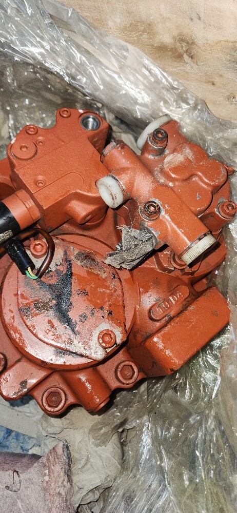 HYUNDAI EXCAVATOR HYDRAULIC PUMP - 3