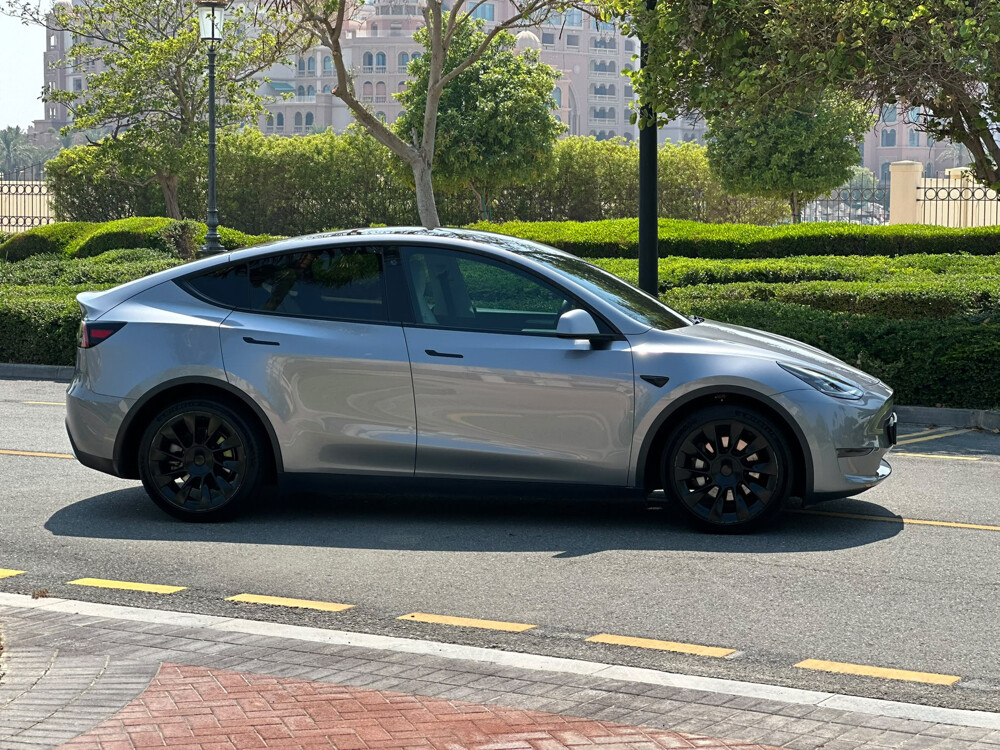 Tesla model Y - 5