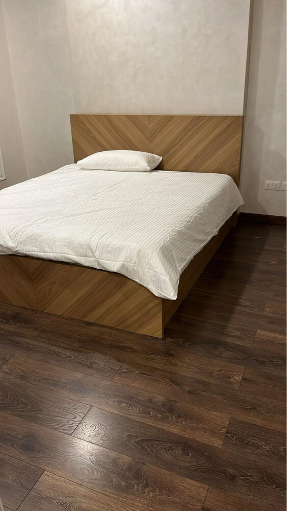 King Bed with Hydraulic Storage - 1