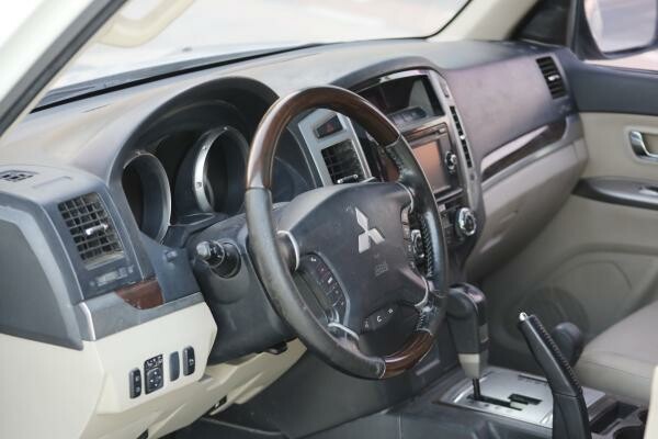 Mitsubishi Pajero  -  Full Options - 10