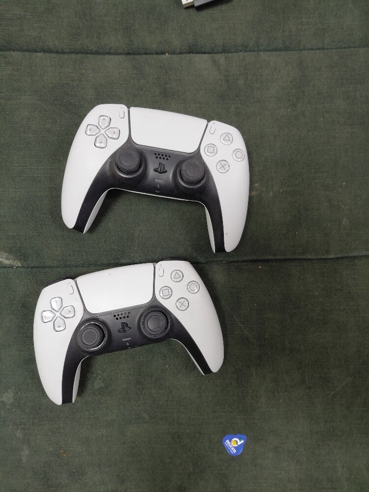 PlayStation 5 with 2 controller - 2