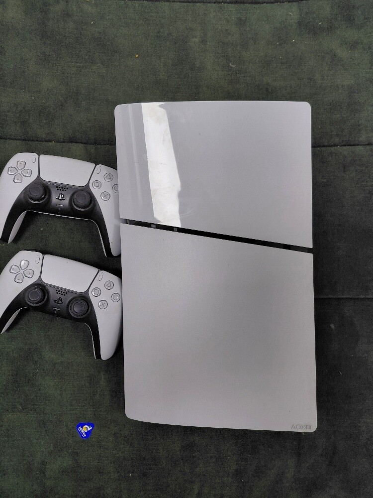 PlayStation 5 with 2 controller - 1