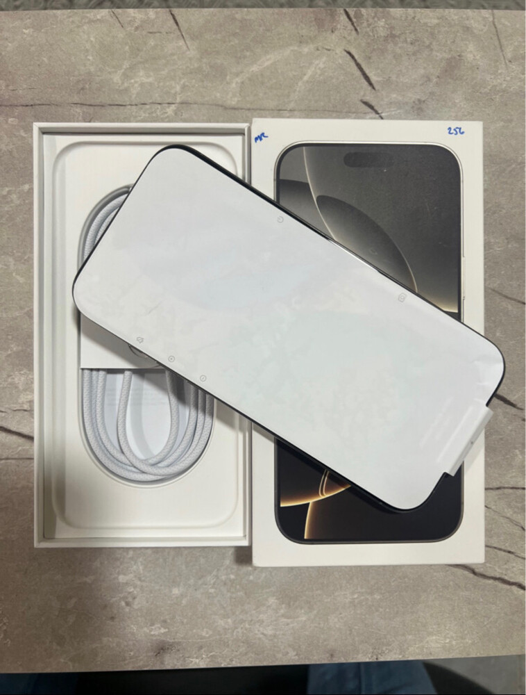 iPhone 16 Pro Max – 256GB - 5