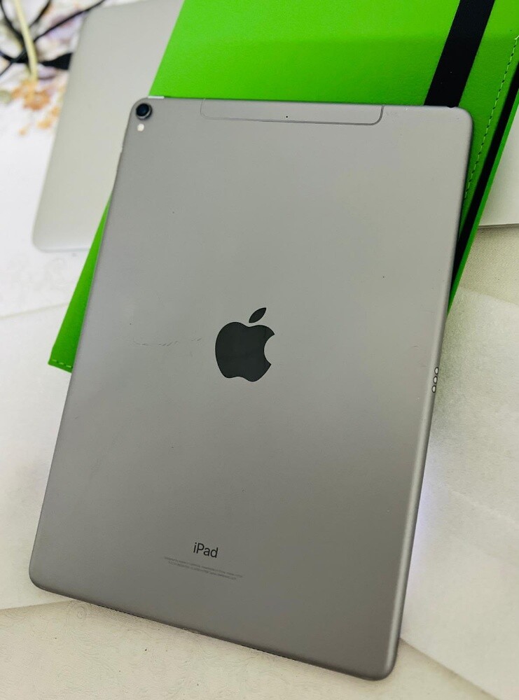iPad Pro-10.5"/ 1st Gen/64Gb/Sim - 2