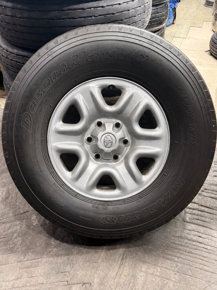 4 Rim 6 bolt, Tyer New MAXXIS 17, - 1