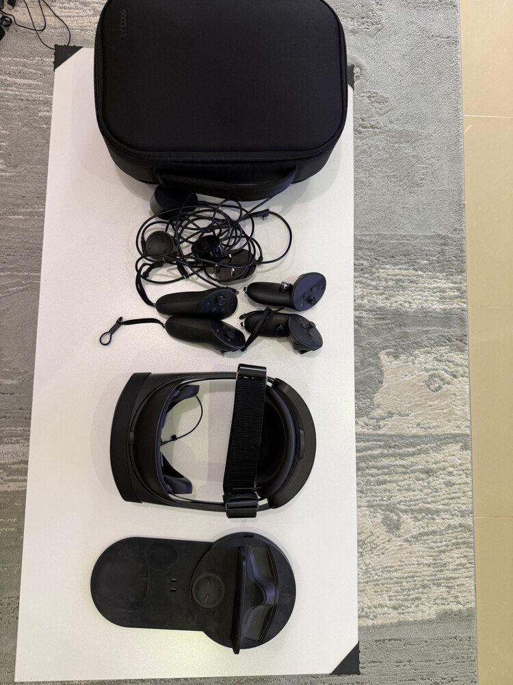 Meta Quest Pro VR headset - 1