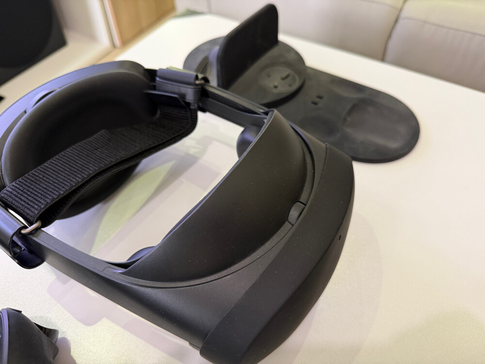 Meta Quest Pro VR headset - 2