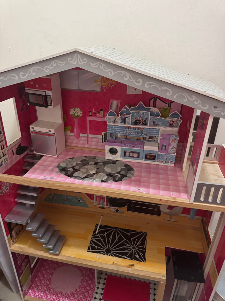 large dollhouse - 1