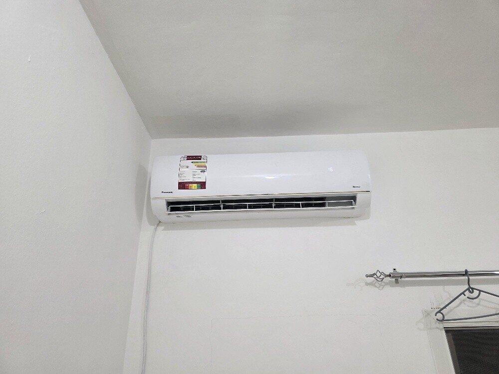 like new 1.5 ton Panasonie Ac - 4