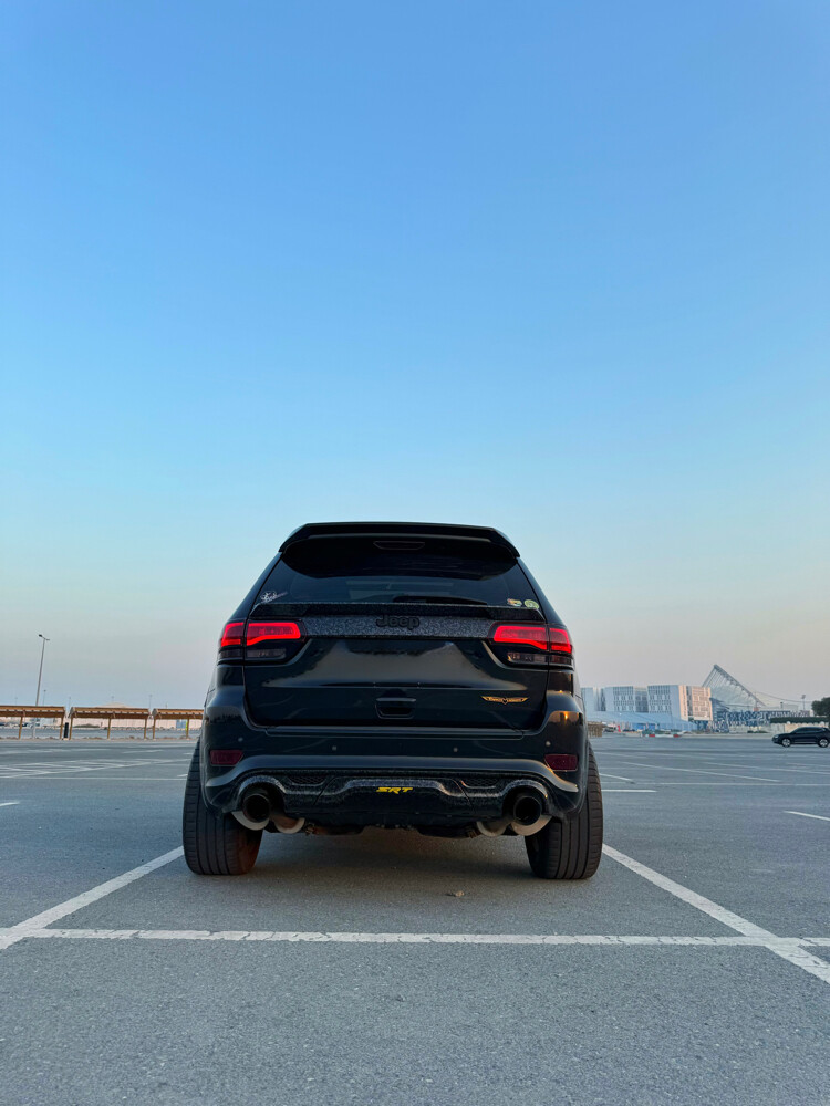 Jeep grand Cherokee SRT - 10