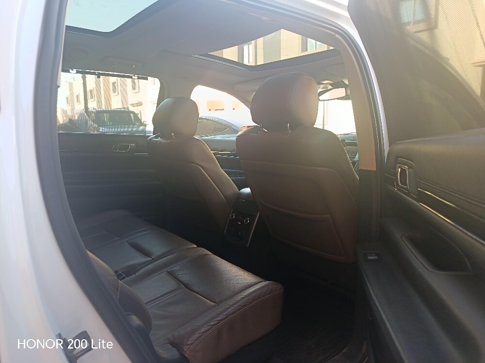 Lincoln MKT original paint - 13