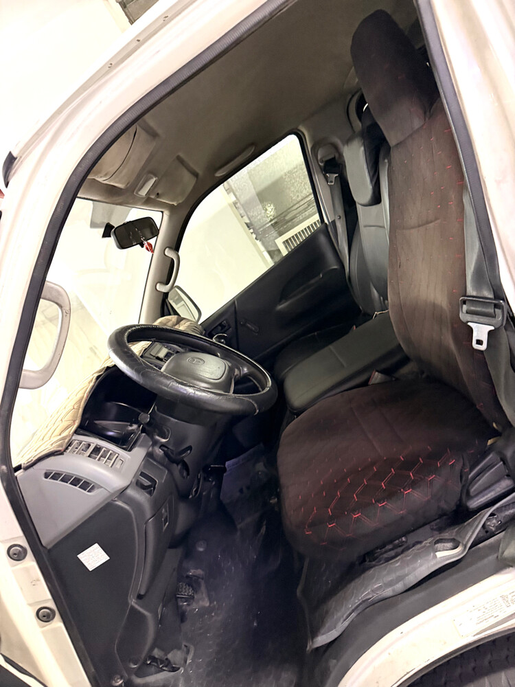 Toyota Hiace passenger 2011 - 4