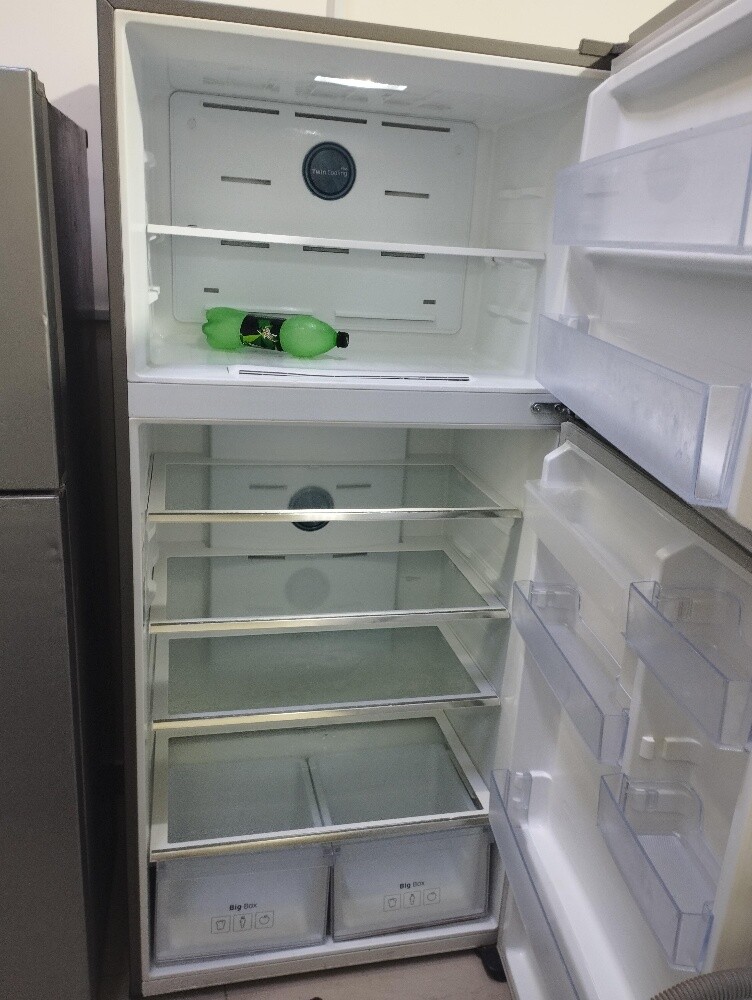 Samsung fridge with water dispenser - 3