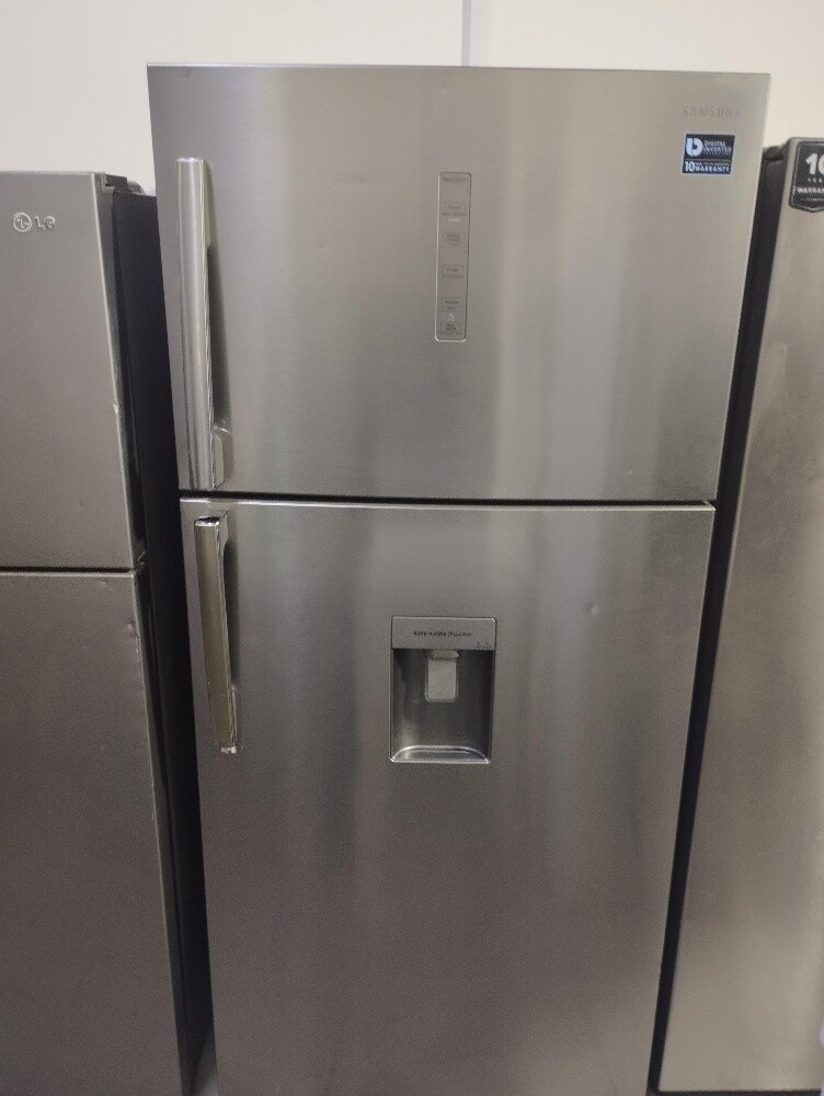 Samsung fridge with water dispenser - 1