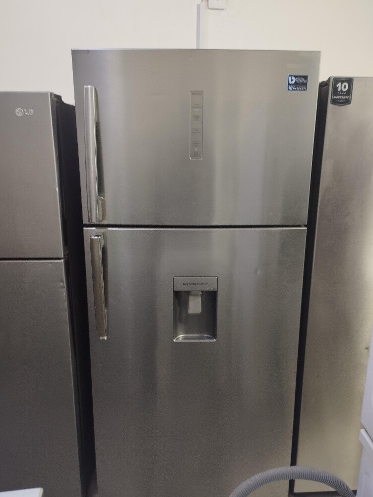 Samsung fridge with water dispenser - 2