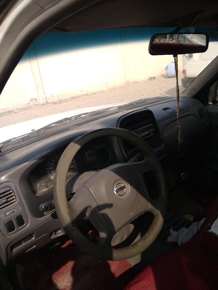 Nissan pickup - 6