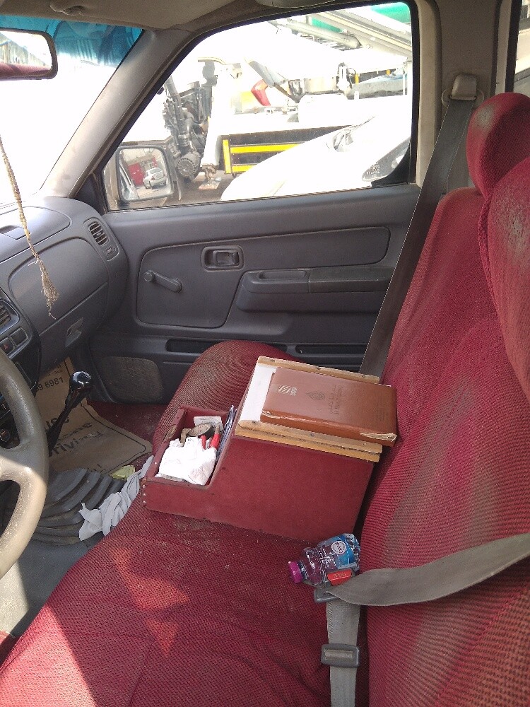 Nissan pickup - 7