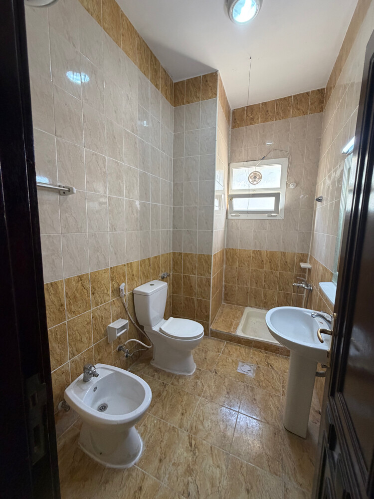للايجارفيلاداخل مجمع سكني4غرف8000 - 8