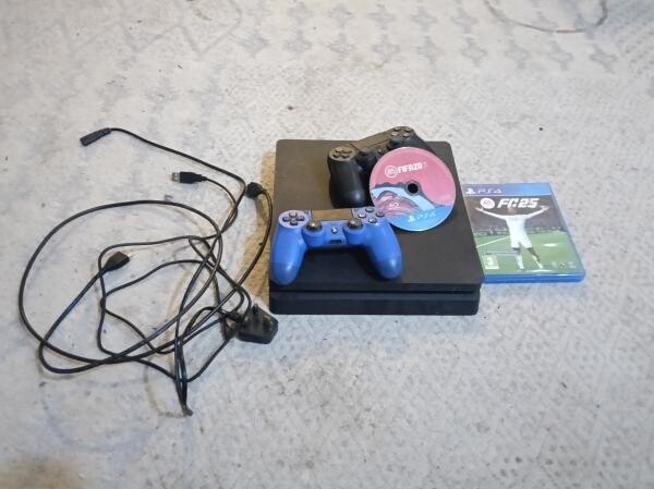 Used playstation 4 slim - 1