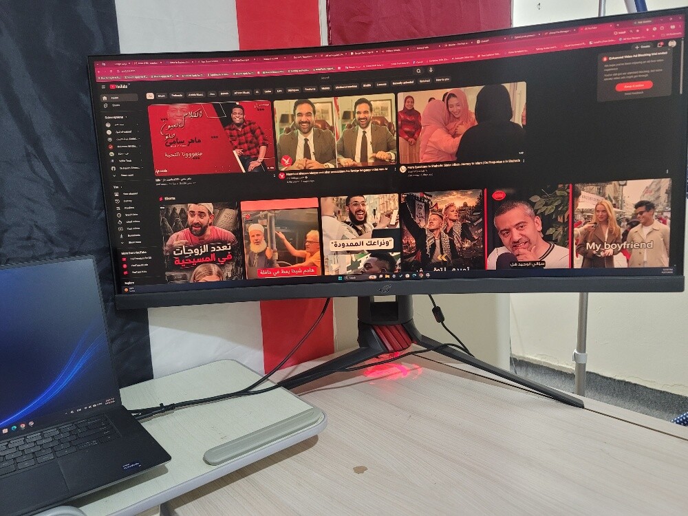 curved Asus Monitor screen 32 inch - 1