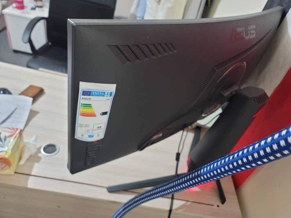 curved Asus Monitor screen 32 inch - 2