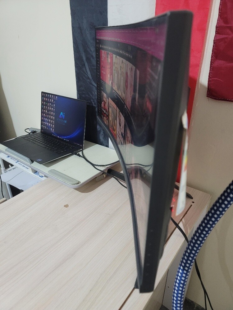 curved Asus Monitor screen 32 inch - 3