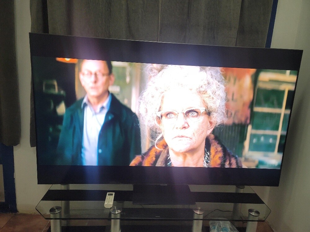 Samsung smart TV with remote contro - 2