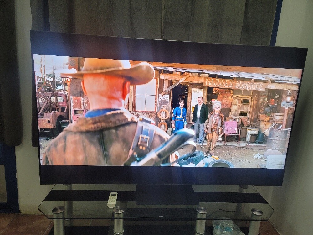 Samsung smart TV with remote contro - 4