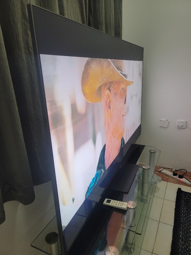 Samsung smart TV with remote contro - 3