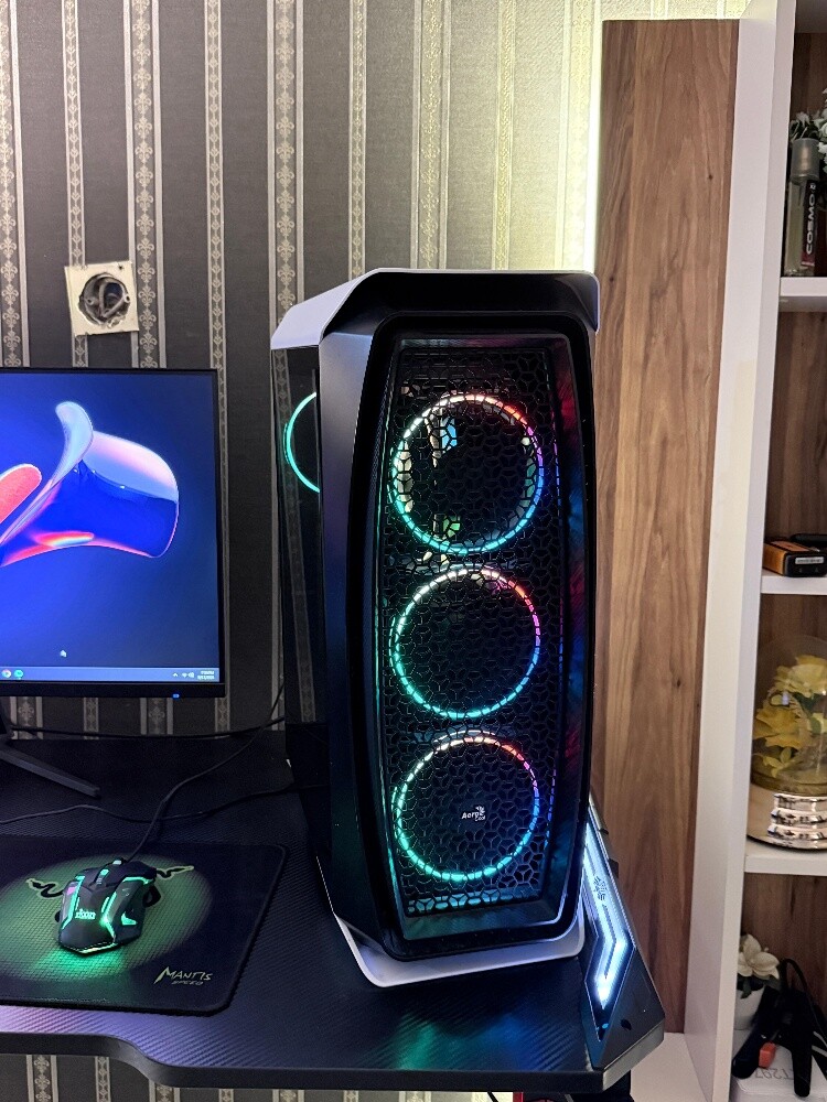 Full Gaming Setup with table - 5