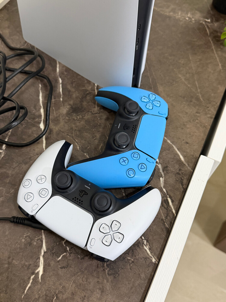 PS5 slim disc 1TB with 2 controller - 9