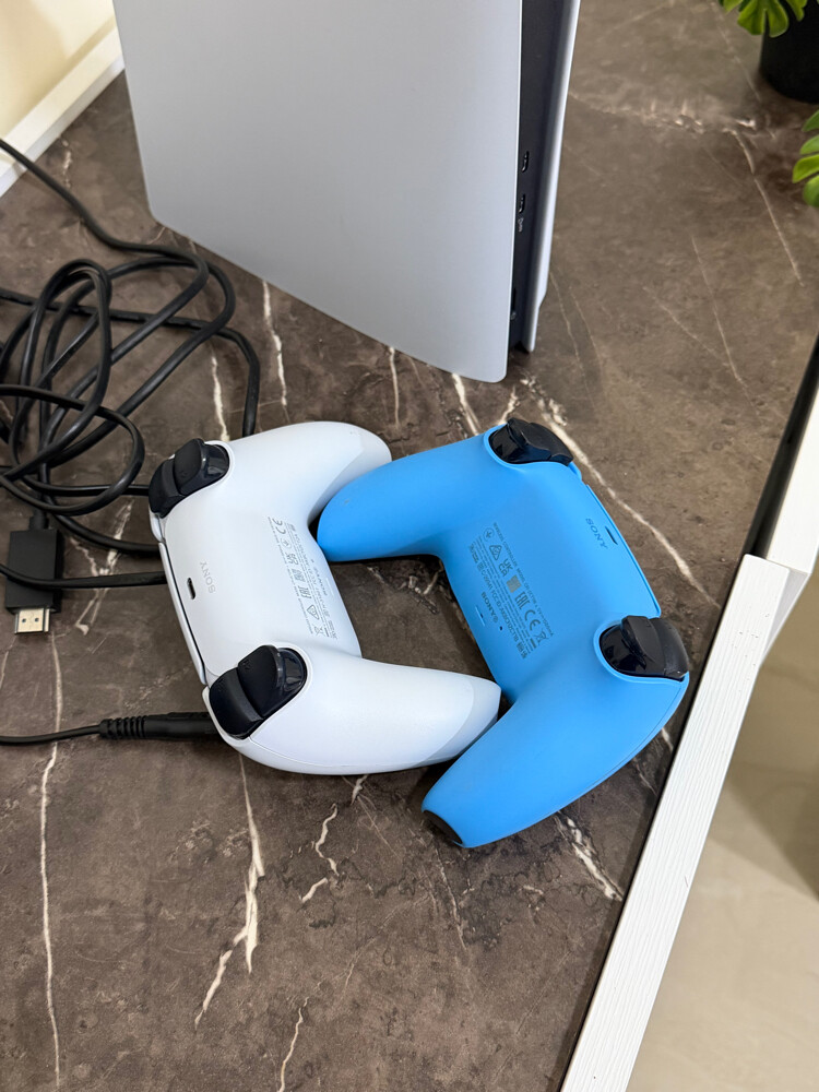 PS5 slim disc 1TB with 2 controller - 10