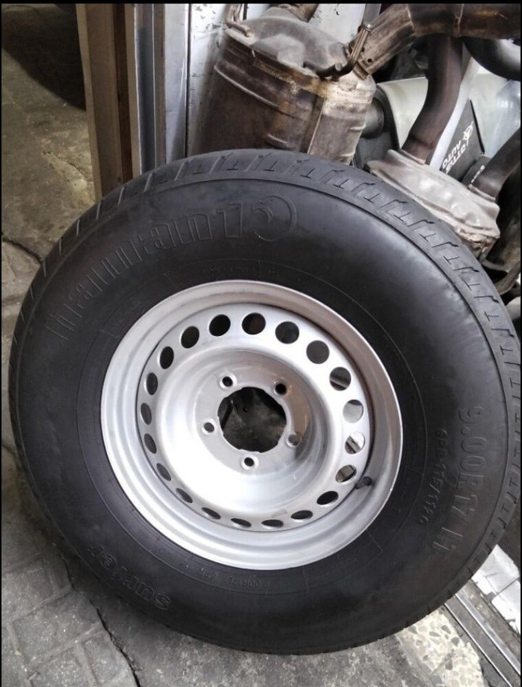 5 bolt Original Rim,  Tyer same new - 1