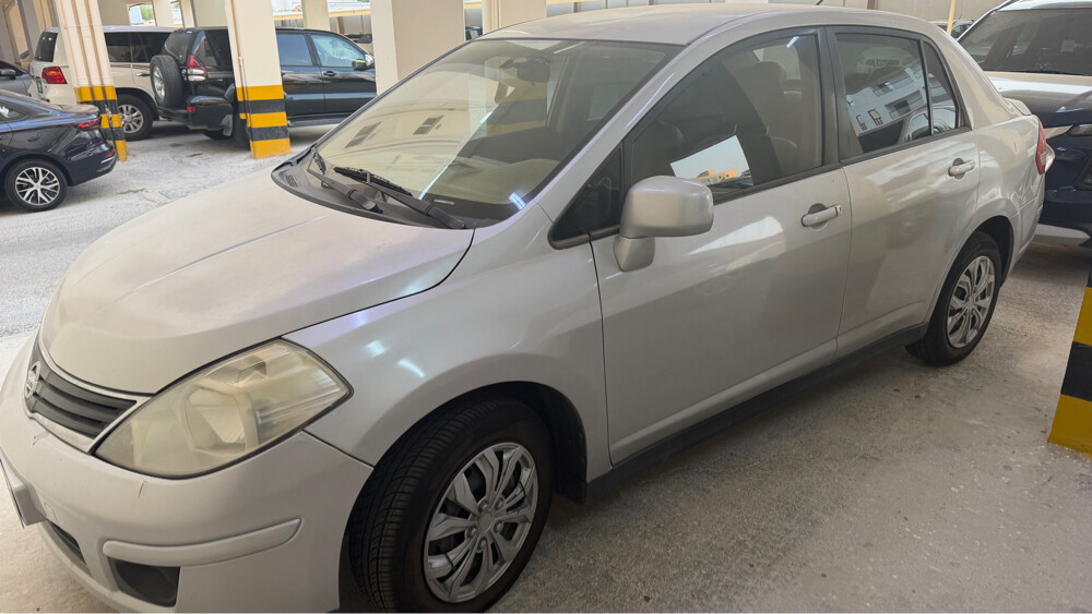 nissan tida - 1