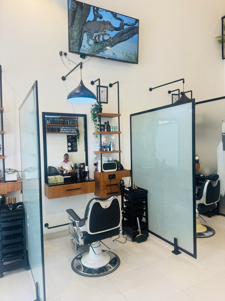 BARBER VACANCY – MEN’S SALON  - 1