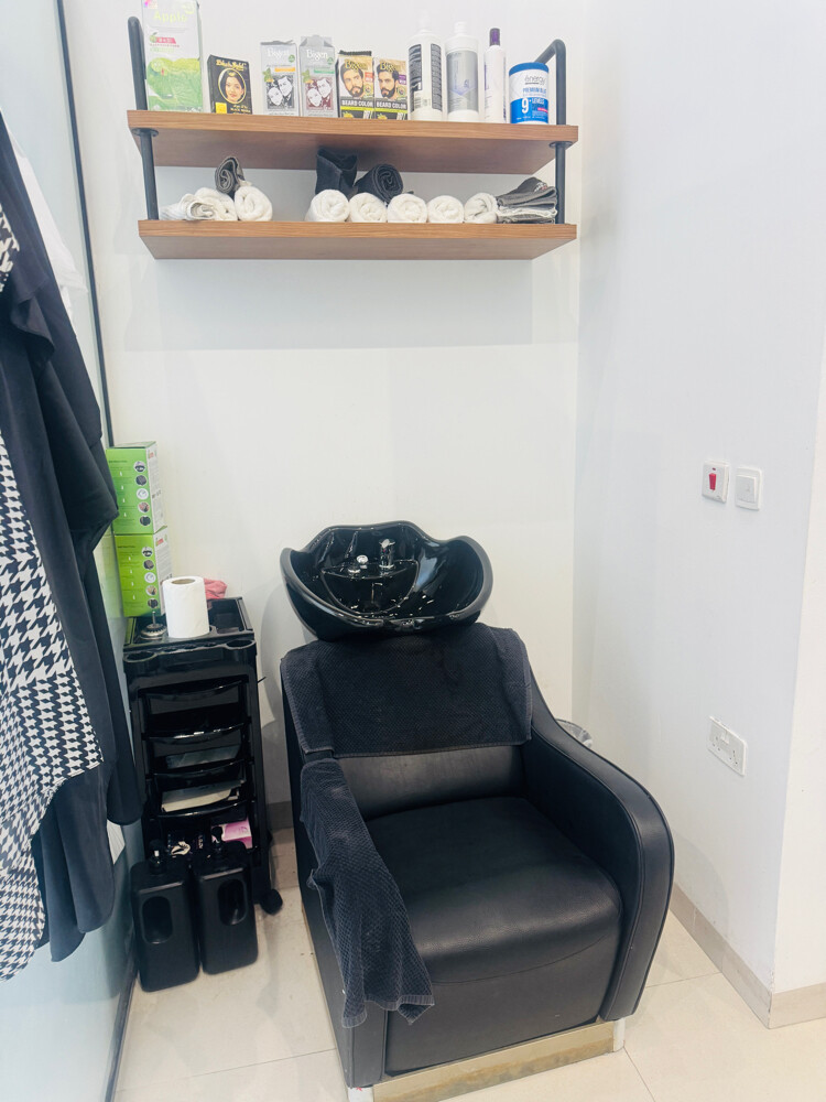 BARBER VACANCY – MEN’S SALON  - 2