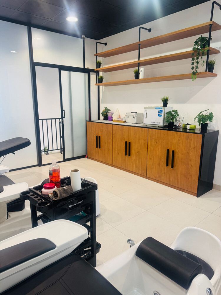 BARBER VACANCY – MEN’S SALON  - 5