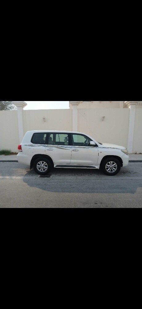 LAND CRUISER WHITE COLOUR GXR V8 - 1