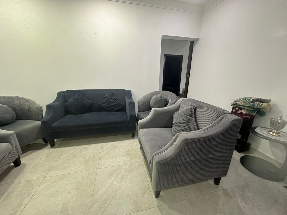 كنبة مع 4 كراسي بحالة ممتازة - 3