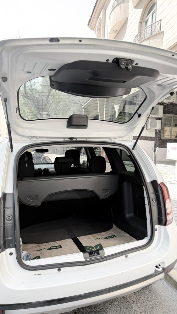 Renault Duster2012–White Family Car - 5