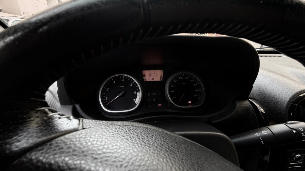 Renault Duster2012–White Family Car - 8