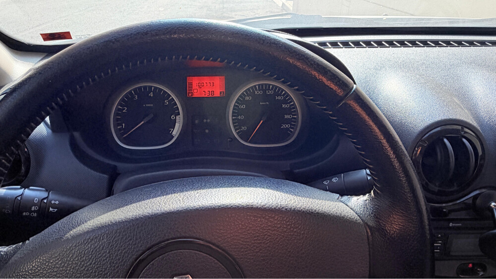 Renault Duster2012–White Family Car - 20