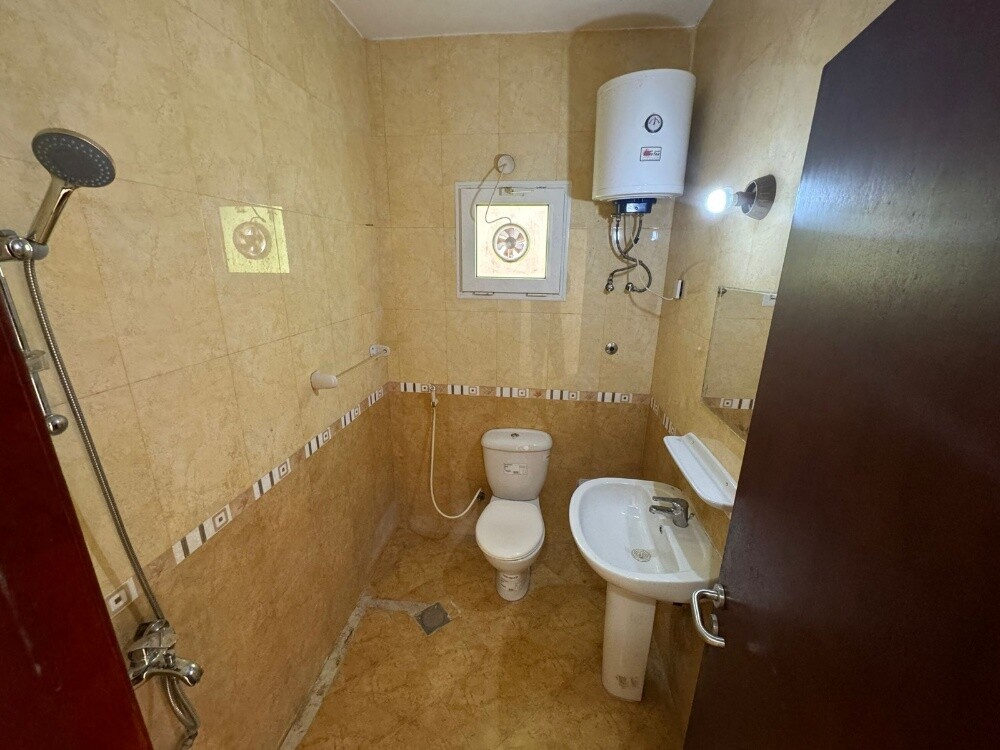 Clean outhouse studio for rent - 4