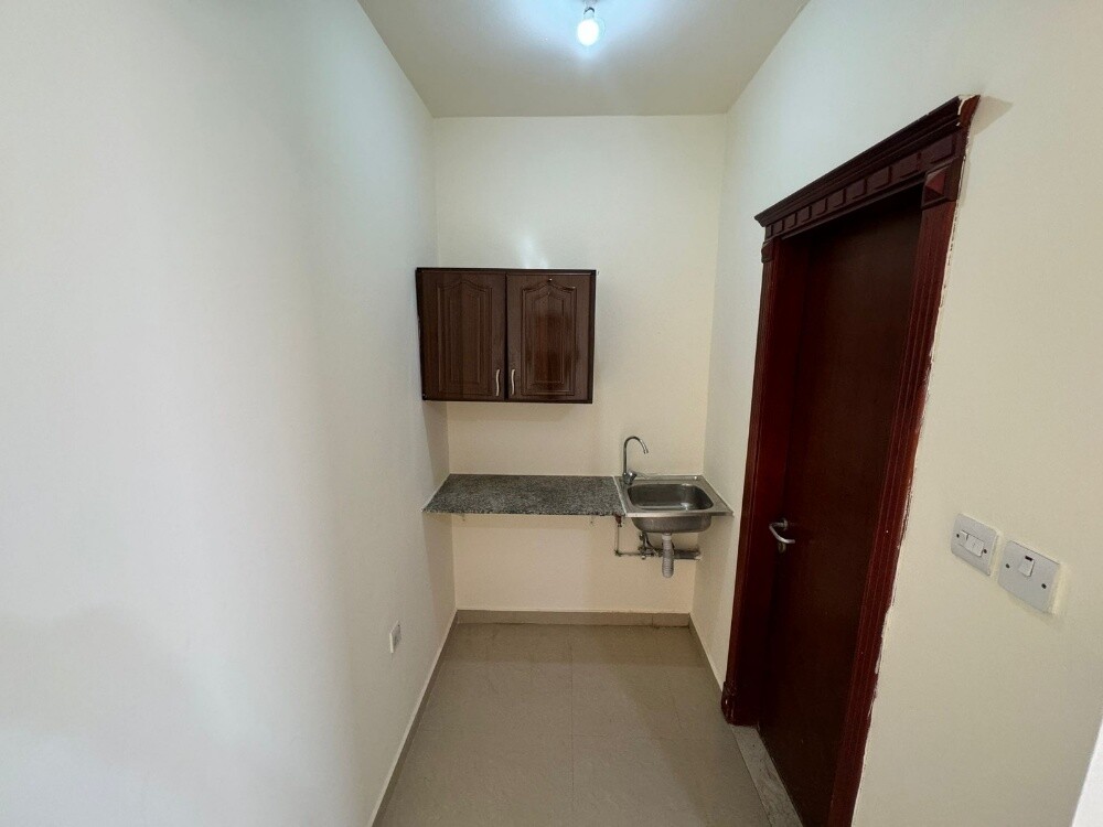 Clean outhouse studio for rent - 3