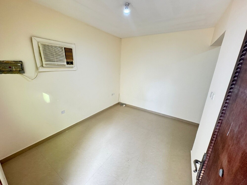 Clean outhouse studio for rent - 2