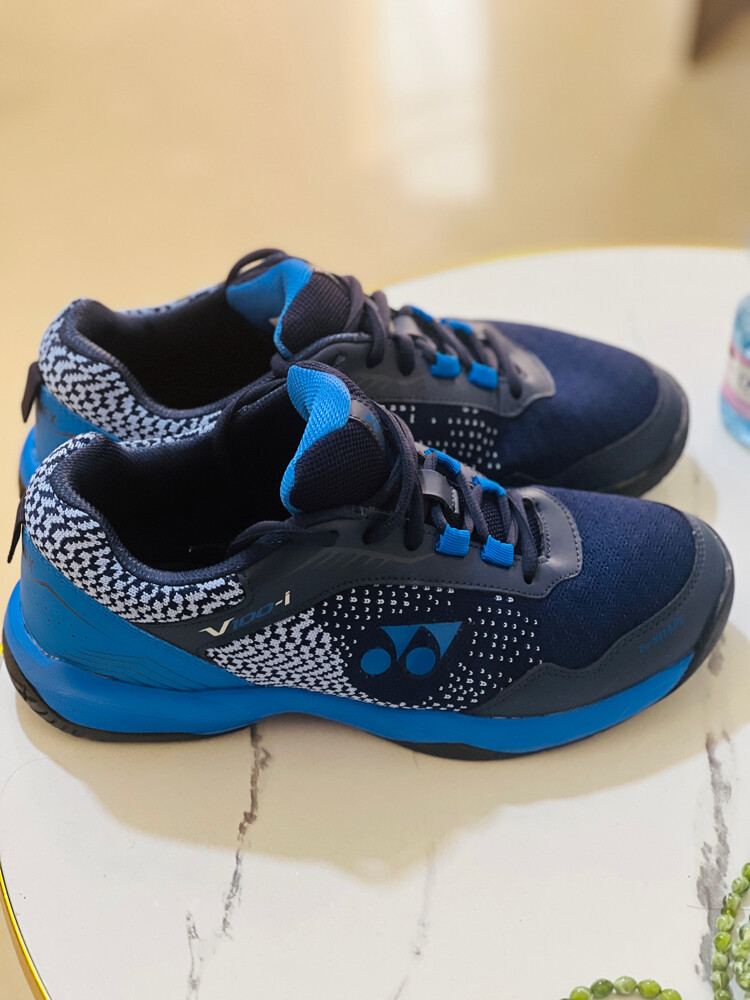 Yonex badminton shoes v100 Original - 3
