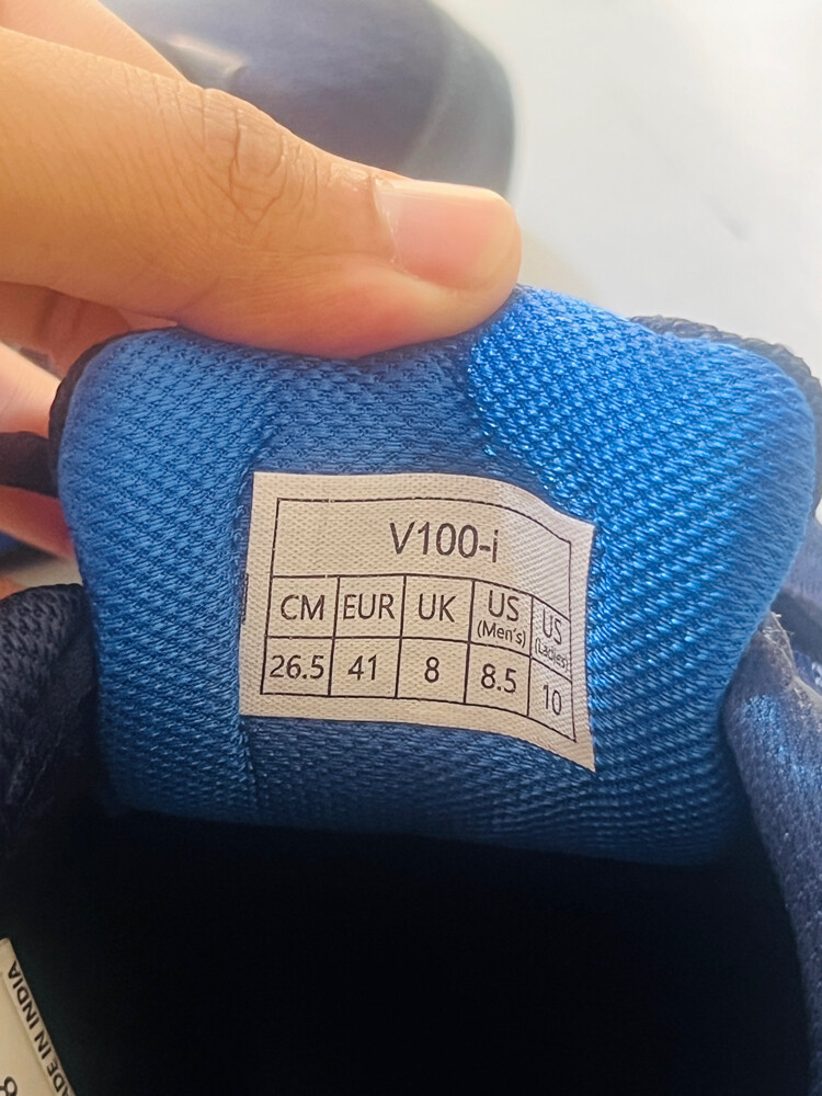Yonex badminton shoes v100 Original - 2